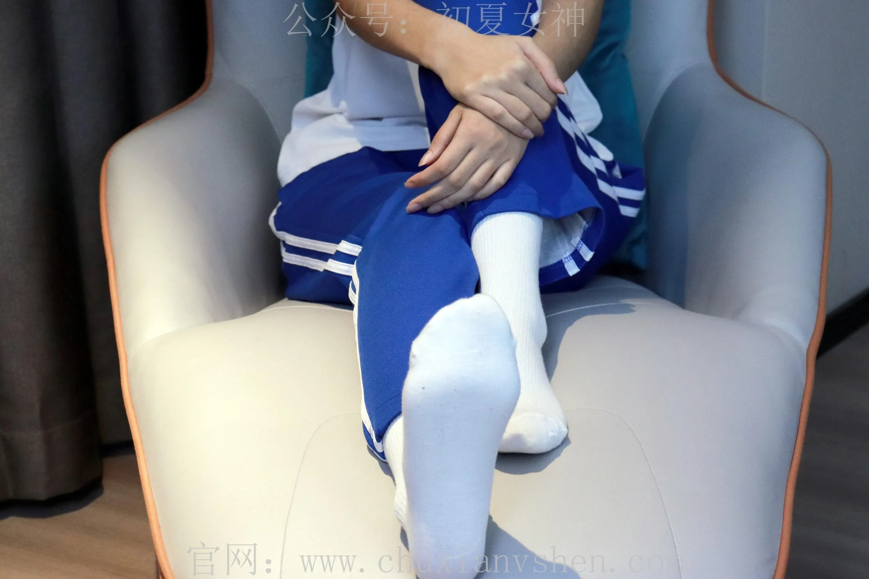 初夏女神 NO.001 依依校服搭配37码运动鞋拍摄 [126P]插图5